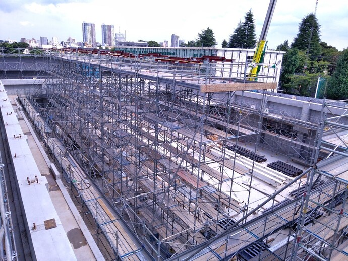 写真：体育館棟の躯体工事が始まっています。