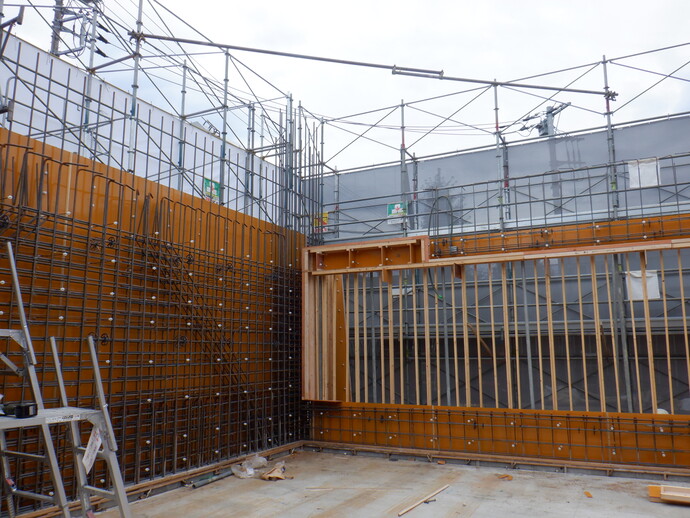 写真:配筋が組まれていて、コンクリートの打設もされています。