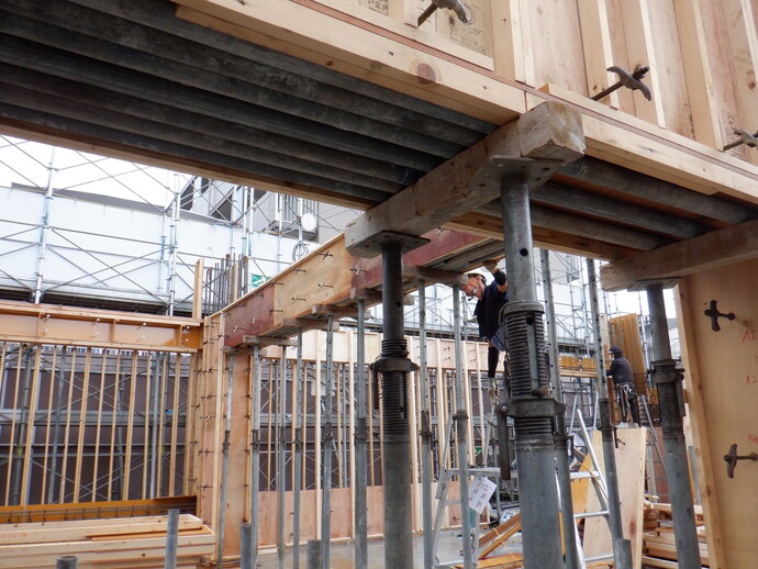 写真: 1階のスラブ型枠と配筋が写っています。