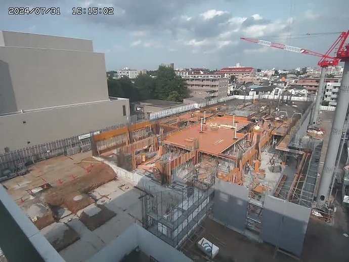 写真：現場にて躯体工事を行っています。