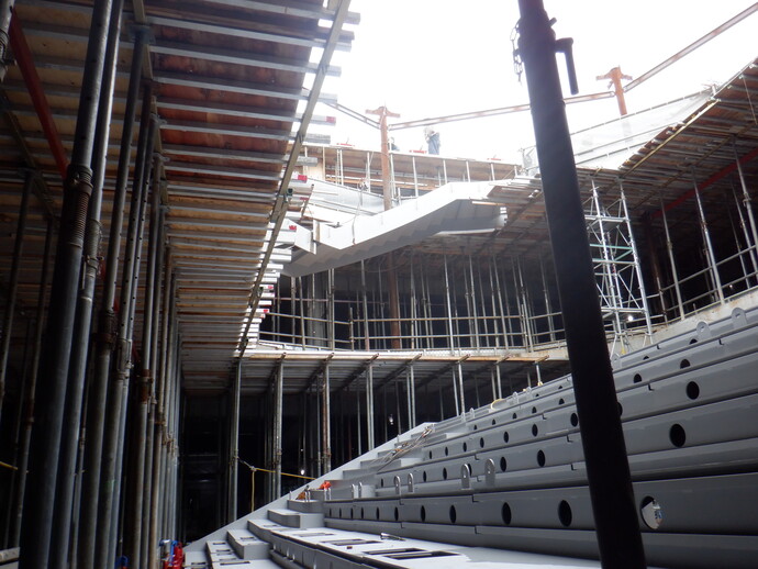 写真：五中ステップの土台となる鉄骨が設置されています。