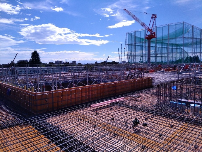 写真: 3階部分の躯体が立ち上がっています。