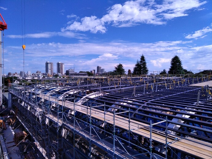 写真：体育館棟の躯体工事が始まっています。
