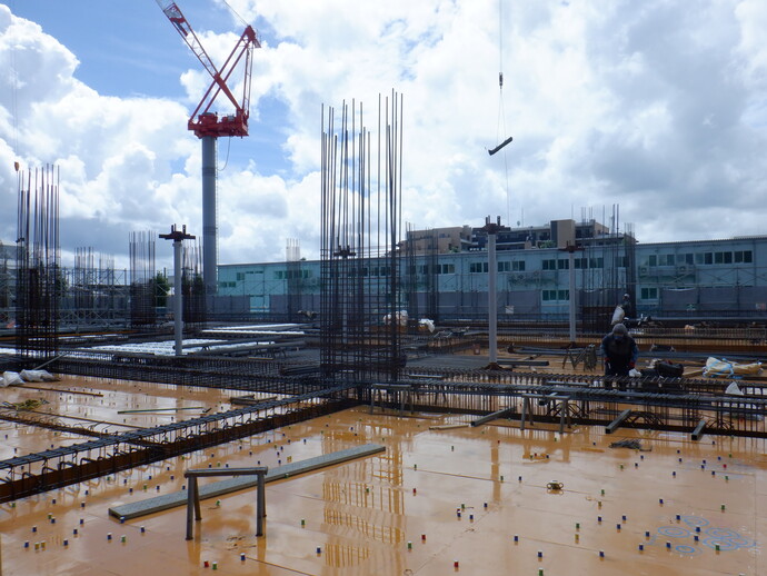 写真: 2階の柱主筋の圧接等の作業をしています。