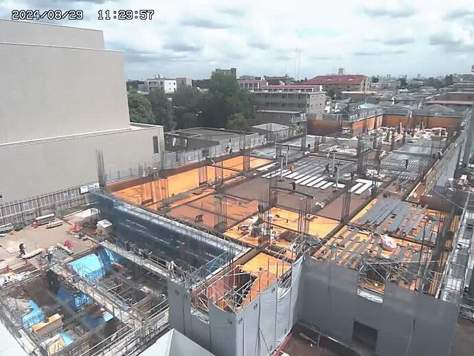 写真：現場にて躯体工事を行っています。