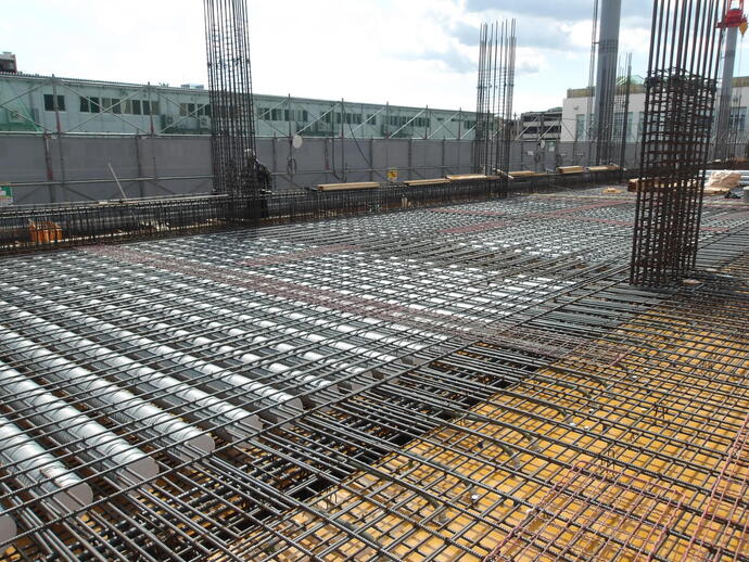 柱主筋が立ち上がっています。