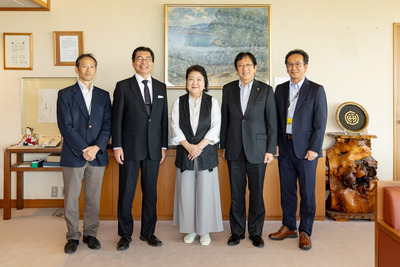 画像：8月1日木曜日武蔵野地域自由大学学長委嘱状交付式の様子