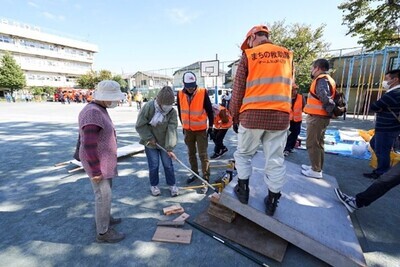 画像：過去の防災資器材の取扱訓練の様子