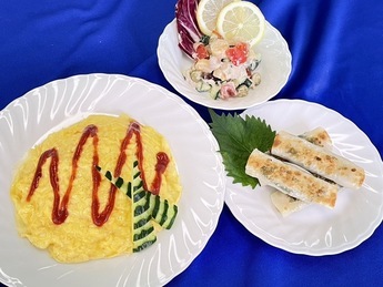 オムライス、餃子、サラダの写真