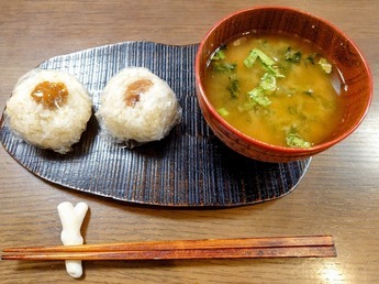 おにぎりとみそ汁の写真