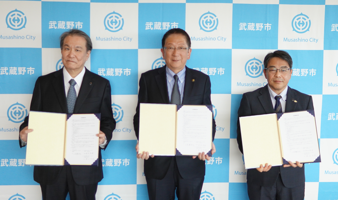 学校法人日本医科大学坂本理事長、小美濃市長、日本獣医生命科学大学鈴木学長の写真