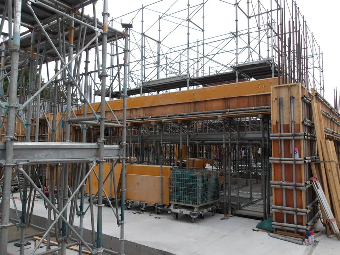 写真:クレーン車等で部材を運んでいます。