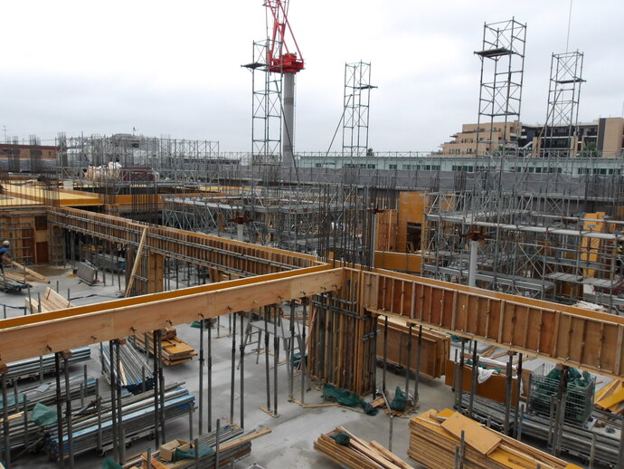 写真: 2階の柱主筋の圧接等の作業をしています。