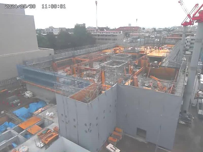 写真：現場にて躯体工事を行っています。