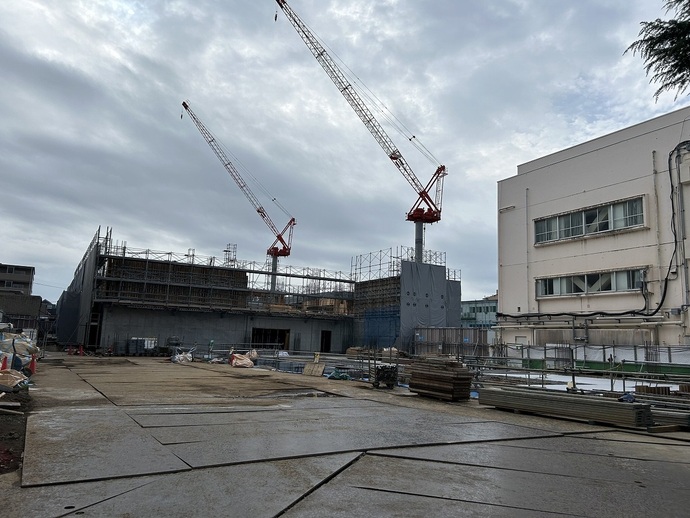 柱主筋が立ち上がっています。