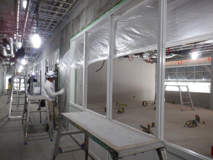 写真：五中ステップの土台となる鉄骨が設置されています。