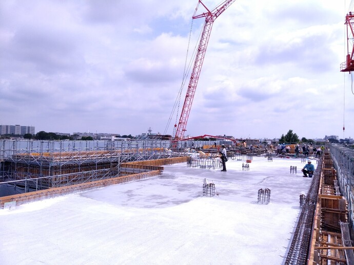 写真：体育館棟の躯体工事が始まっています。