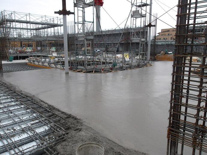 写真:クレーン車等で部材を運んでいます。