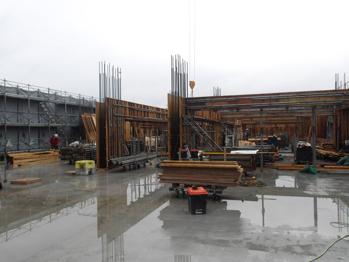 写真: 2階の柱主筋の圧接等の作業をしています。