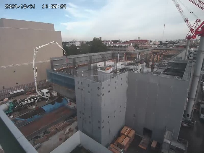 写真：現場にて躯体工事を行っています。