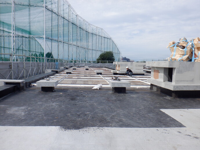 写真：五中ステップの土台となる鉄骨が設置されています。