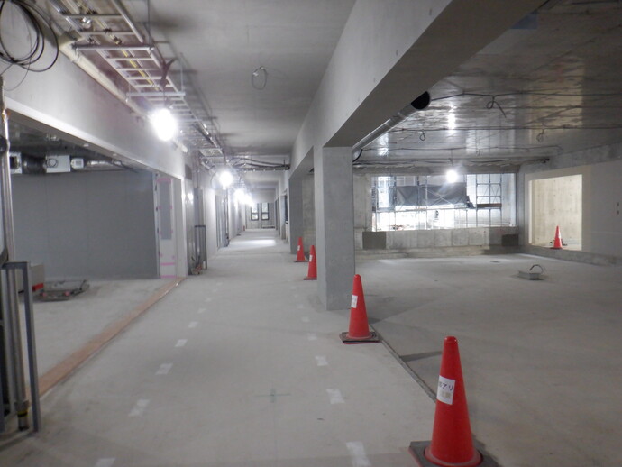 写真：屋根の部材をクレーンで移動させています。