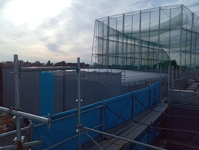 写真: 体育館の屋根が移っております。