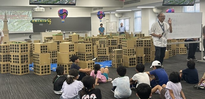 画像：自分たちで創る明るい未来都市！～ダンボールシティ～ワークショップの様子