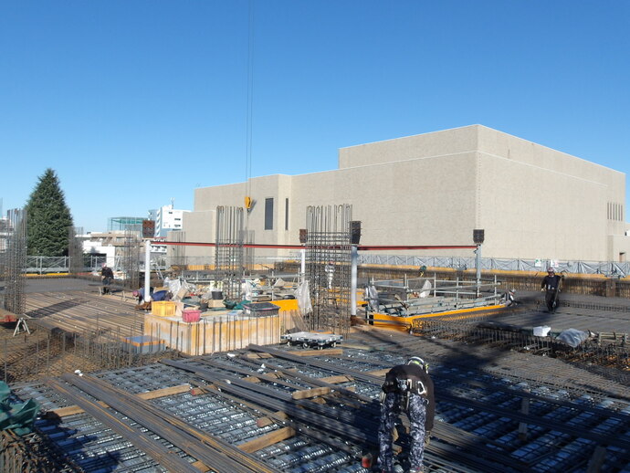 写真: 床の配筋作業を行っていました。