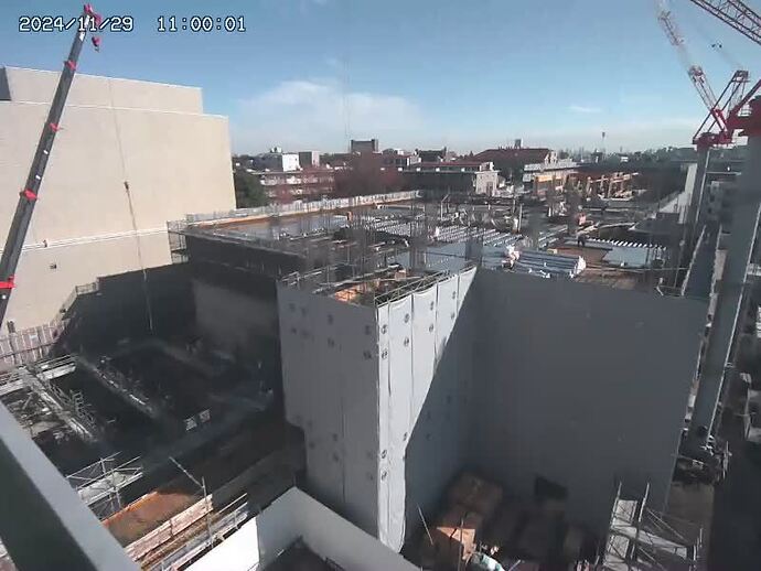 写真：現場にて躯体工事を行っています。