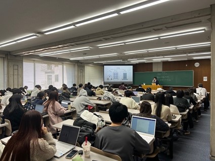 学生が講義を受けている様子