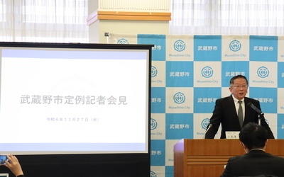 11月27日 水曜日 定例記者会見の様子