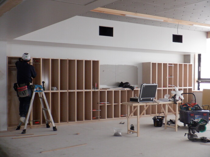 写真：造作家具の設置作業をしています。