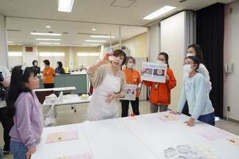 バターを作っている様子の写真