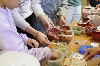 味噌玉作りの様子の写真