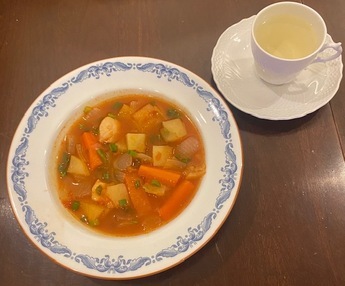 ベジブロスとトマトスープの写真