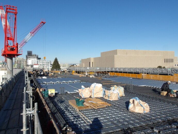 写真: 校舎棟屋上階部分の配筋型枠作業を行っていました。