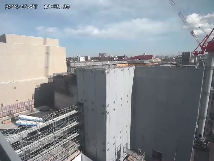 写真：現場にて躯体工事を行っています。