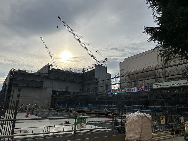 柱主筋が立ち上がっています。