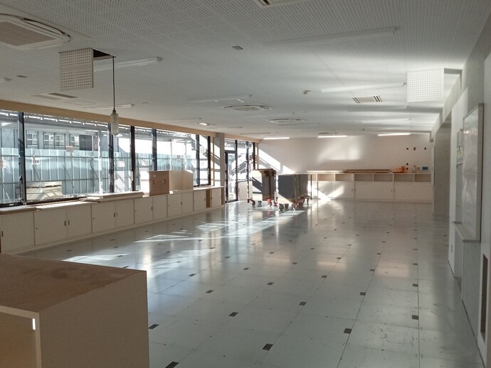 写真：造作家具の設置作業をしています。