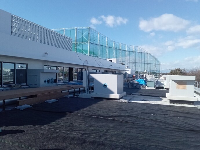 写真：校舎棟の屋上に機械が設置されました。