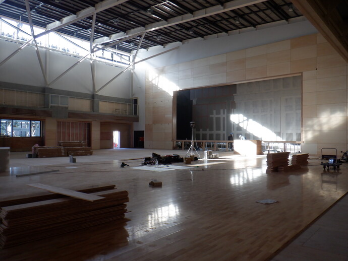 写真：体育館の舞台壁を塗装しています。