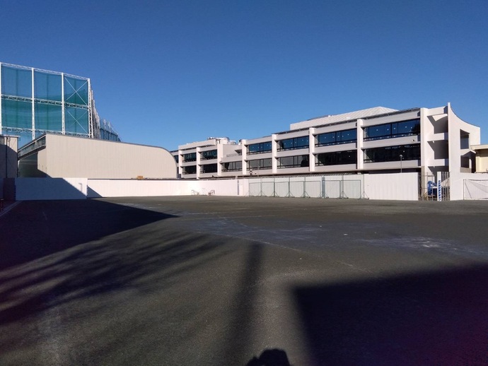 写真:校舎棟と体育館棟を校庭から撮影しています。