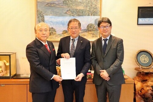 高橋勇会長（左）、森雄一会長代理（右）から小美濃市長（中央）に答申の様子