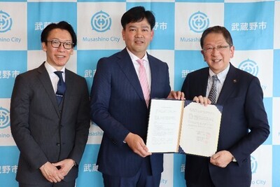 連携協定締結式の写真：左：橋本泰輔（経済産業省 ヘルスケア産業課長） 中央：藤田敦史（株式会社あいらいふ 代表取締役） 右：小美濃市長