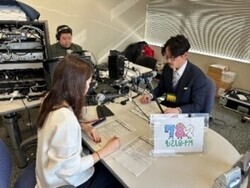 写真：放送局内での収録の様子