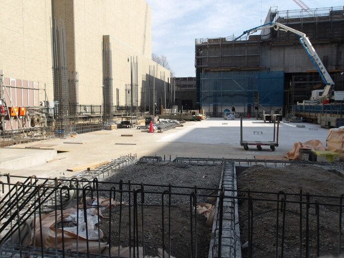 写真:体育館棟基礎部分のコンクリート打設作業を行っていました。