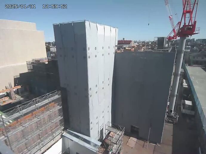 写真：現場にて躯体工事を行っています。