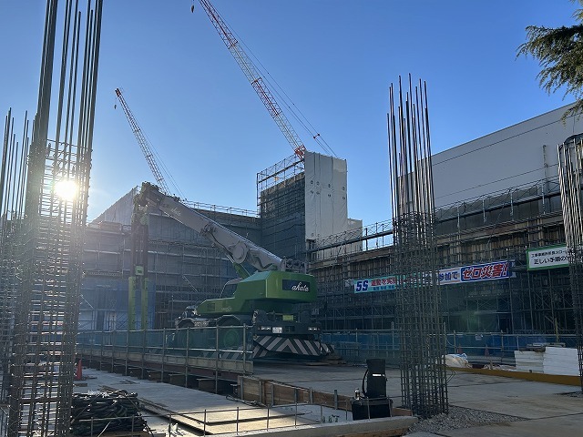 柱主筋が立ち上がっています。