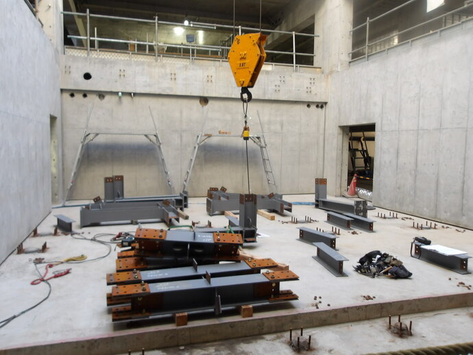 写真:体育館棟基礎部分のコンクリート打設作業を行っていました。